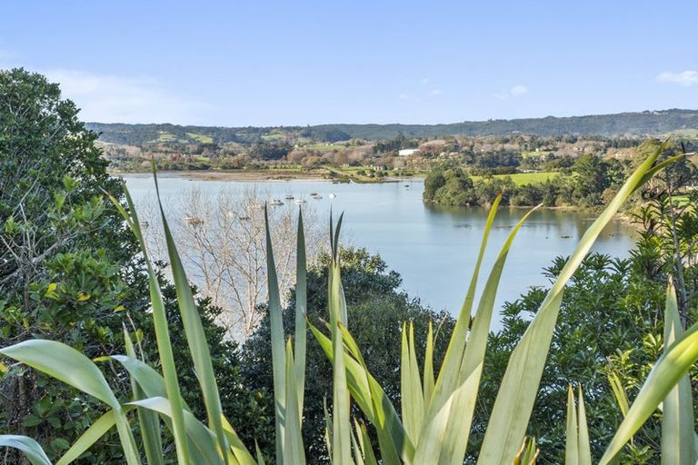 Photo of property in 27 Pohutukawa Avenue, Shelly Park, Auckland, 2014