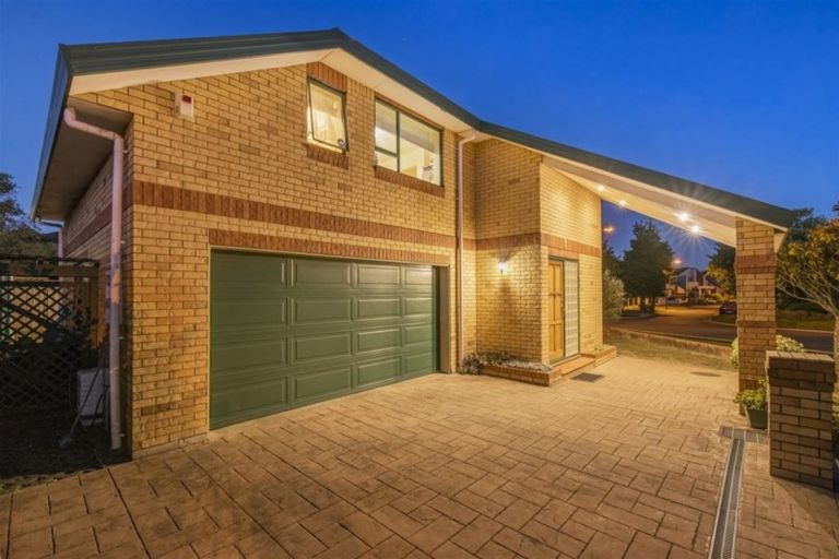 Photo of property in 8 Vinograd Drive, Te Atatu Peninsula, Auckland, 0610