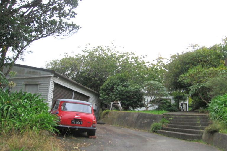 Photo of property in 35 Lyndhurst Road, Tawa, Wellington, 5028