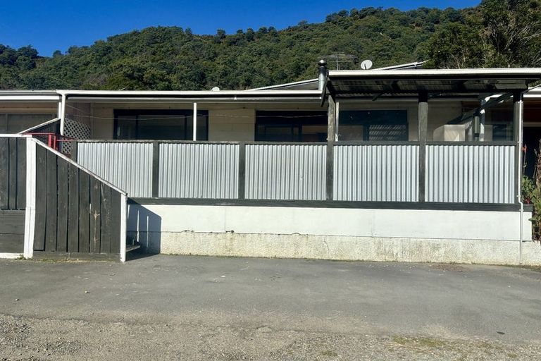 Photo of property in 2/1 Angle Street, Picton, 7220