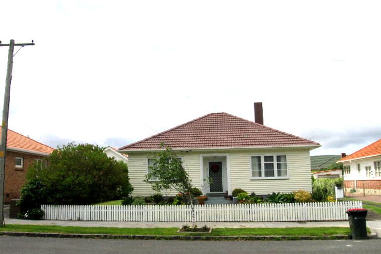 Photo of property in 14 Humariri Street, Point Chevalier, Auckland, 1022