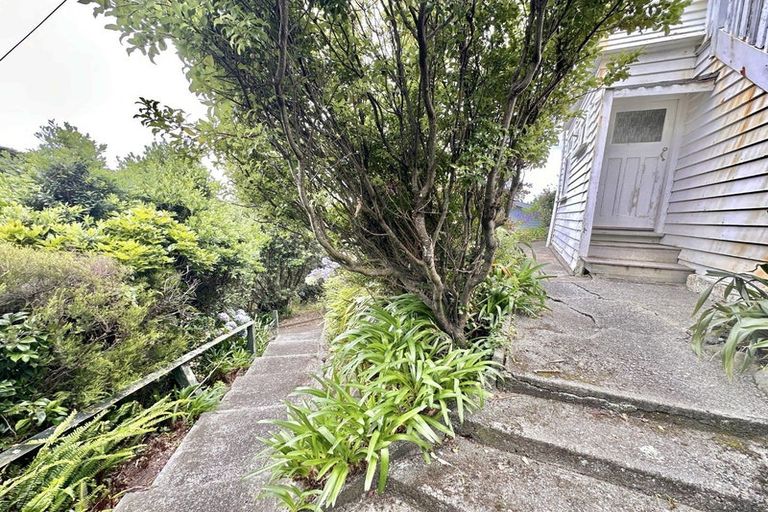 Photo of property in 9 Hungerford Road, Lyall Bay, Wellington, 6022