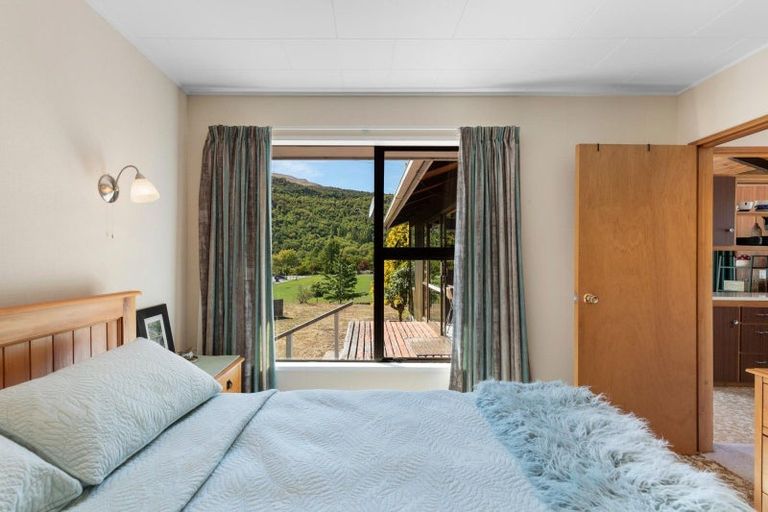 Photo of property in 16 Argyle Place, Arrowtown, 9302