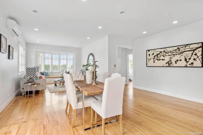 Photo of property in 1/92 East Coast Road, Milford, Auckland, 0620