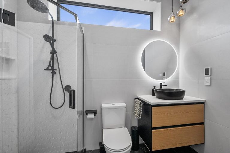 Photo of property in 21 King Richard Place, Browns Bay, Auckland, 0630