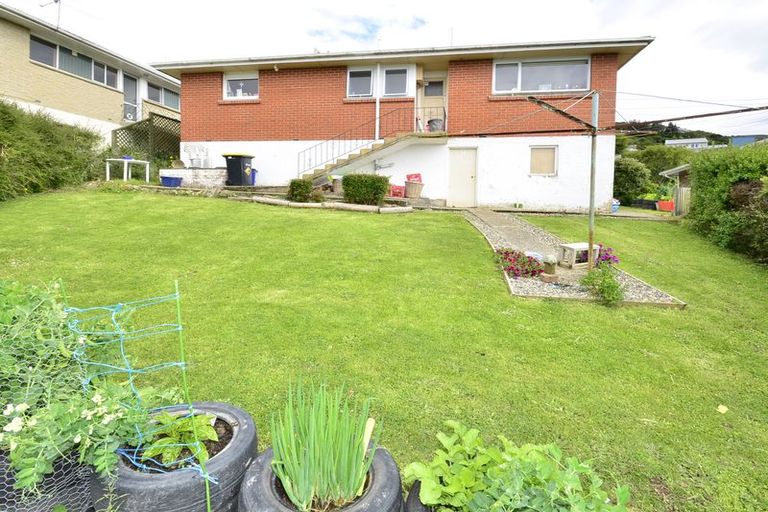 Photo of property in 9 Larkins Street, Helensburgh, Dunedin, 9010