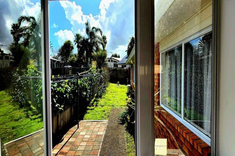 Photo of property in 2/11 Gloria Avenue, Te Atatu Peninsula, Auckland, 0610