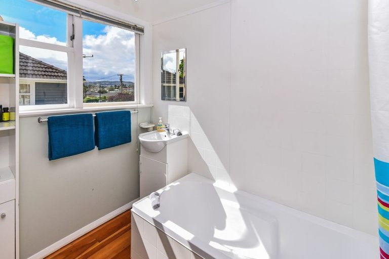 Photo of property in 76 Arimu Road, Papakura, 2110