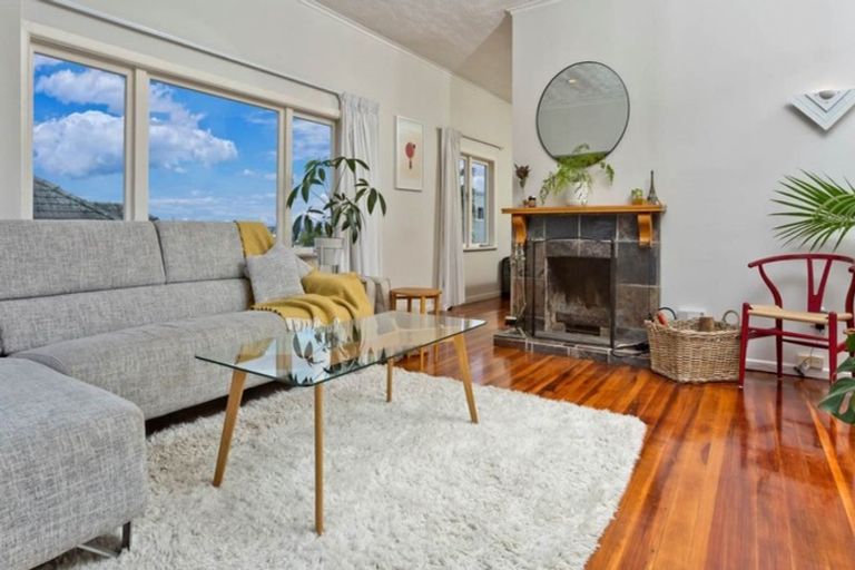 Photo of property in 1/160 East Coast Road, Forrest Hill, Auckland, 0620