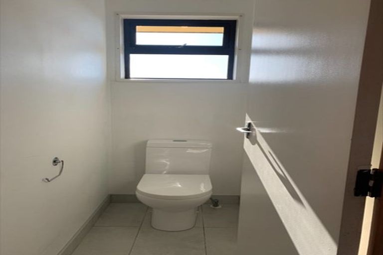 Photo of property in 24 Tamahere Drive, Glenfield, Auckland, 0629