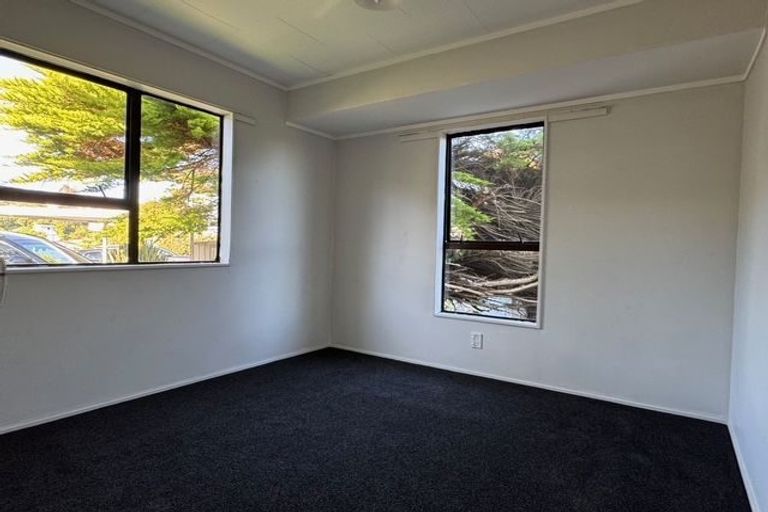 Photo of property in 26b Cheltenham Terrace, Newlands, Wellington, 6037