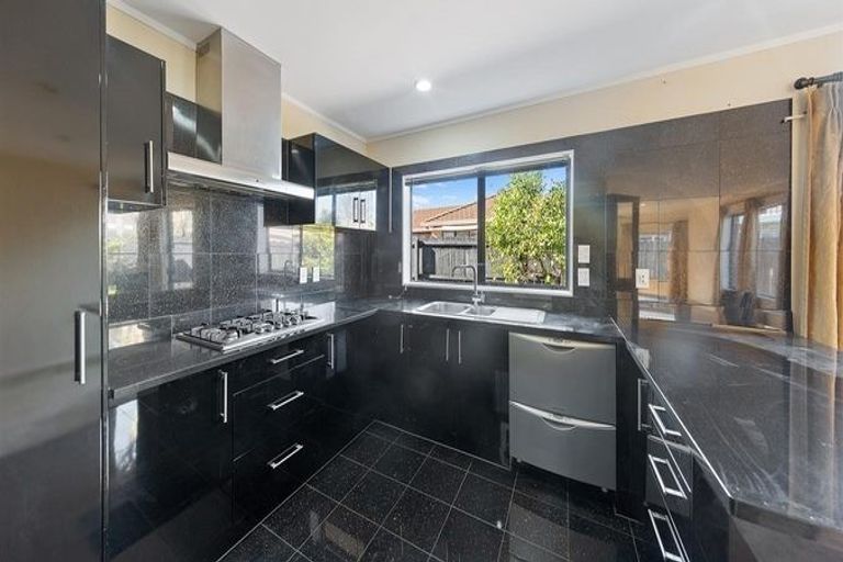 Photo of property in 1 Waylen Place, Burswood, Auckland, 2013