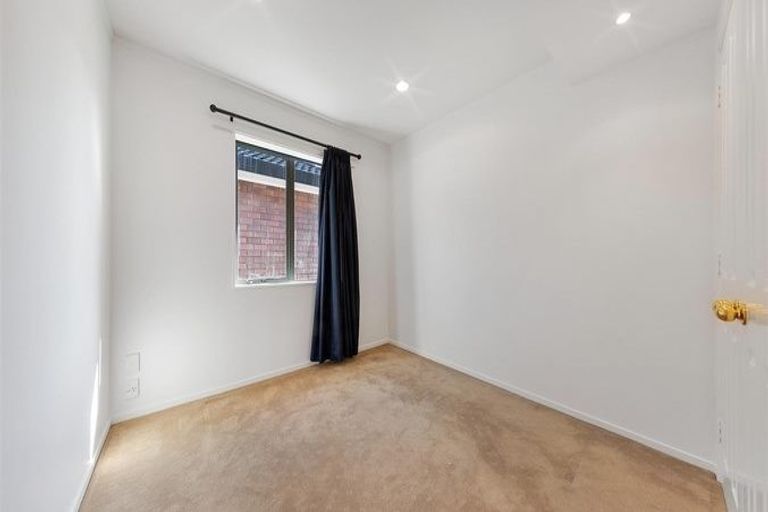 Photo of property in 1 Waylen Place, Burswood, Auckland, 2013