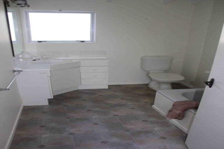 Photo of property in 1a Garadice Road, Rothesay Bay, Auckland, 0630