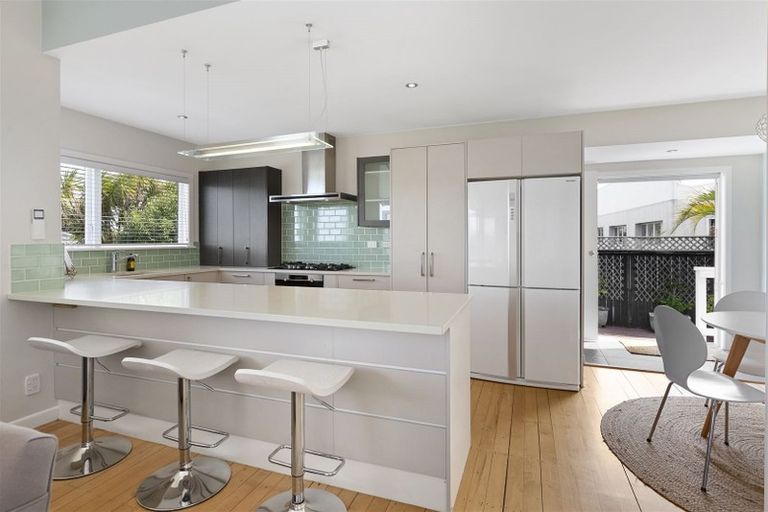 Photo of property in 1/3 Auld Street, Torbay, Auckland, 0630