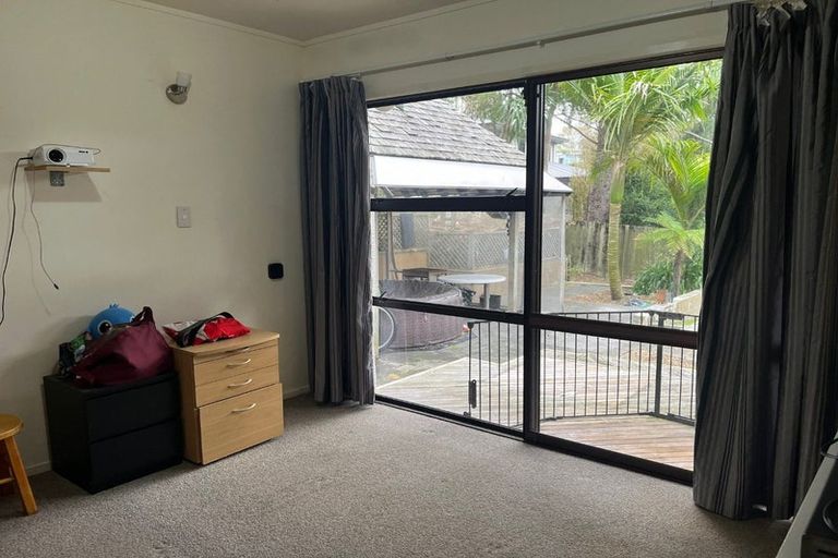 Photo of property in 2/4 Lyons Avenue, Murrays Bay, Auckland, 0630