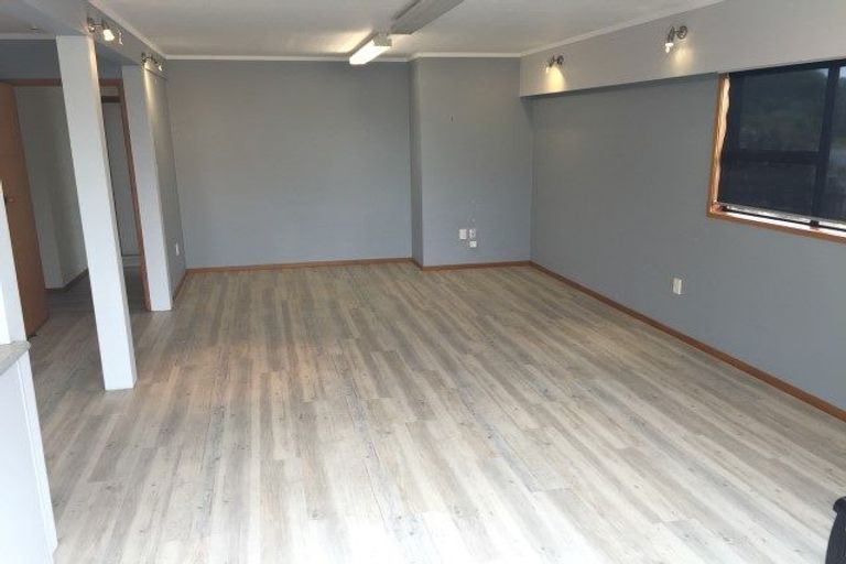 Photo of property in 18 Pine Avenue, Henderson, Auckland, 0612