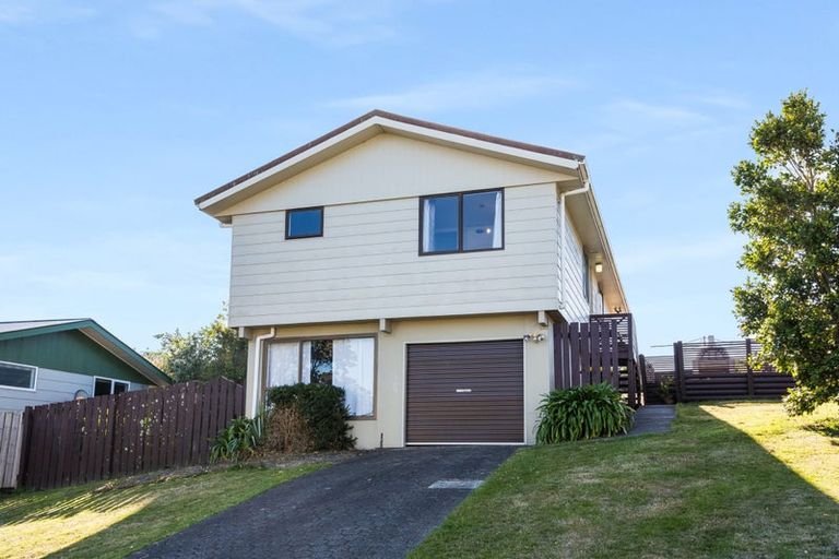 Photo of property in 4 Gaff Place, Whitby, Porirua, 5024