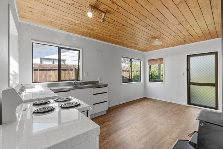 Photo of property in 3/121 Bruce Mclaren Road, Henderson, Auckland, 0612