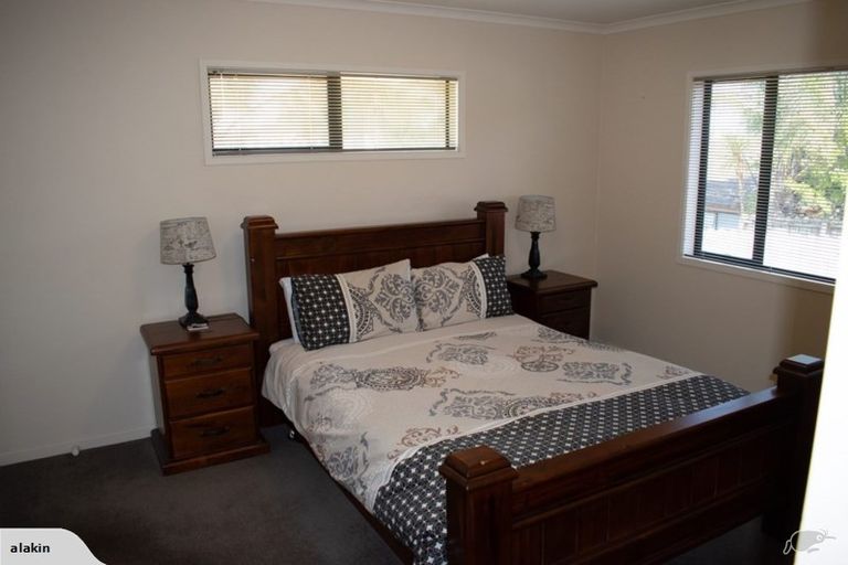 Photo of property in 18 Seamount Drive, Red Beach, 0932