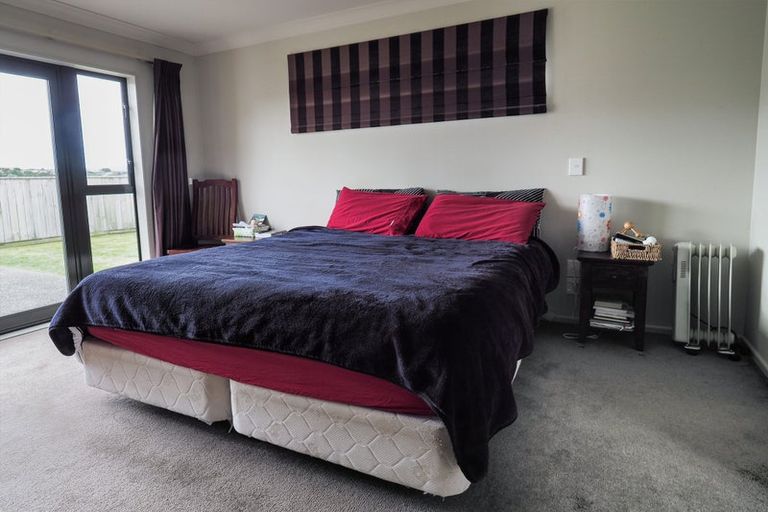 Photo of property in 33 Staithes Drive North, Whitby, Porirua, 5024