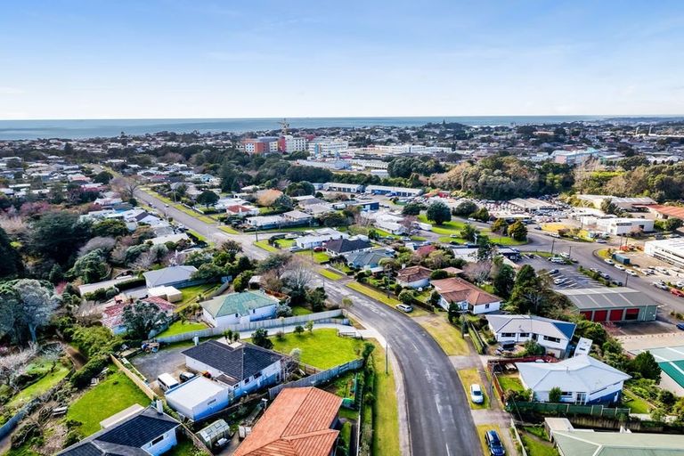 Photo of property in 180 Seaview Road, Westown, New Plymouth, 4310