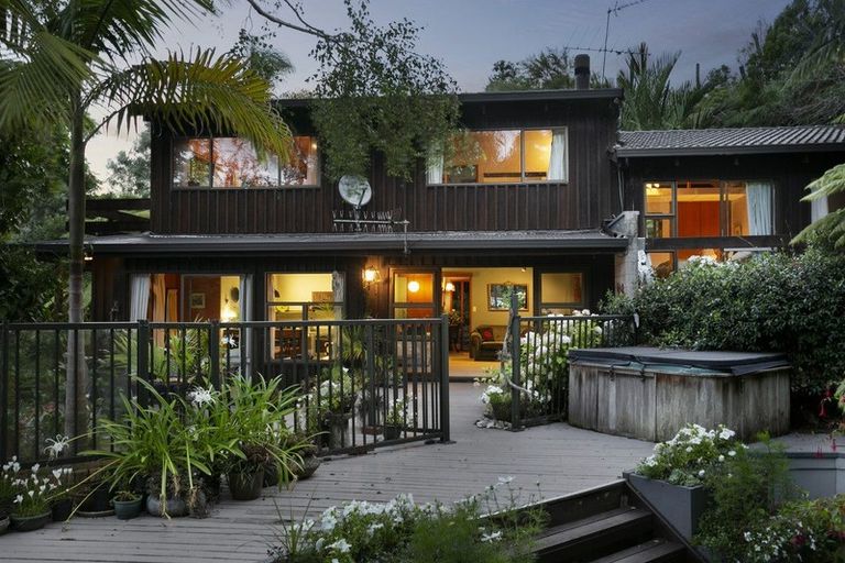 Photo of property in 8 Atarua Gardens, Waiatarua, Auckland, 0604