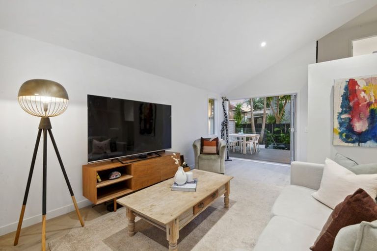 Photo of property in 2/4 Richards Avenue, Forrest Hill, Auckland, 0620