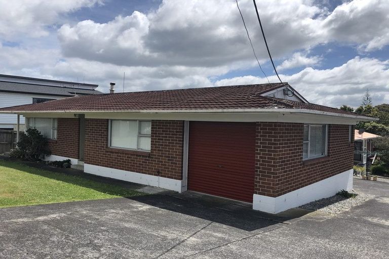 Photo of property in 1/305 Great North Road, Henderson, Auckland, 0612