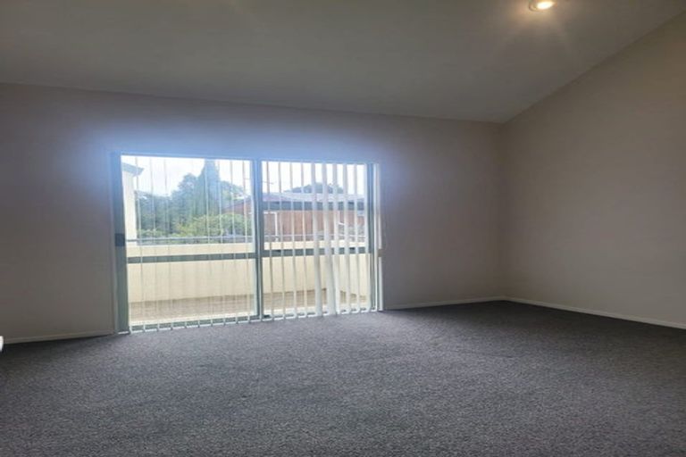 Photo of property in 1/19 Goldfinch Rise, Unsworth Heights, Auckland, 0632