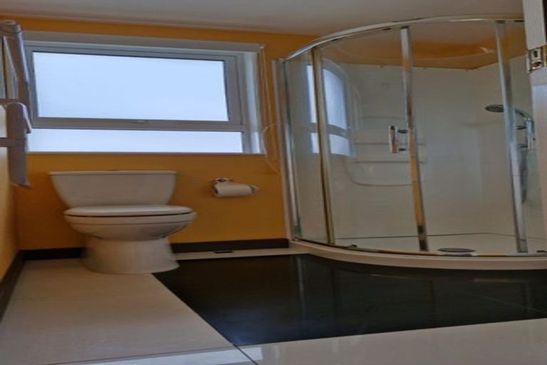 Photo of property in 41a Tamworth Crescent, Newlands, Wellington, 6037