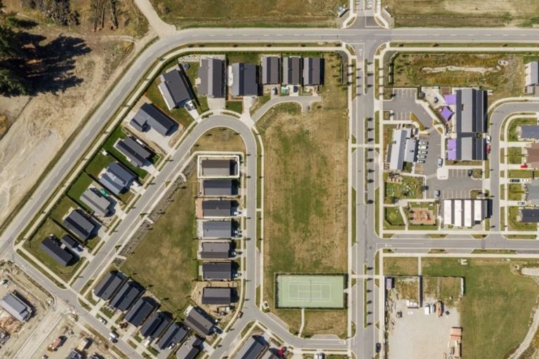 Photo of property in 17 Mount Creighton Crescent, Wanaka, 9305