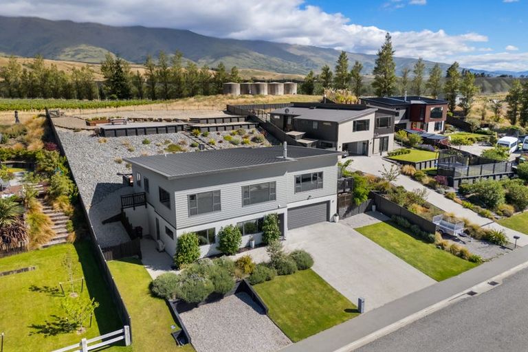 Photo of property in 71 Stratford Drive, Mount Pisa, Cromwell, 9383