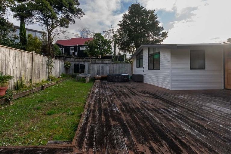 Photo of property in 33a Island Bay Road, Beach Haven, Auckland, 0626