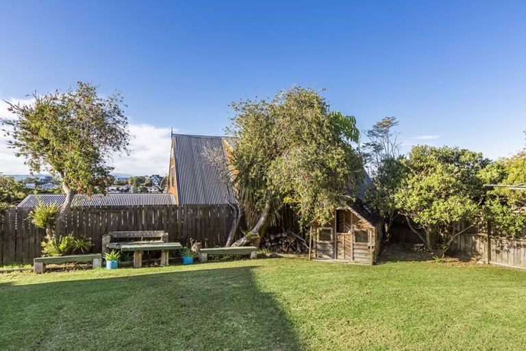 Photo of property in 52 Waiora Road, Stanmore Bay, Whangaparaoa, 0932