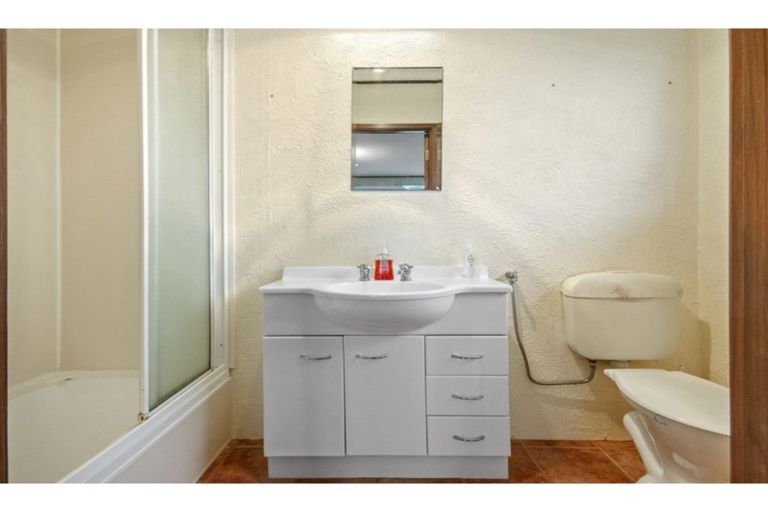 Photo of property in 4 Heron Place, Waiuku, 2123