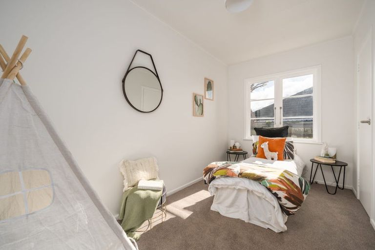 Photo of property in 10 Berkshire Grove, Cannons Creek, Porirua, 5024