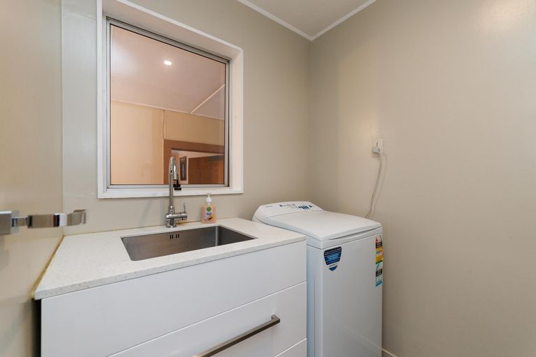 Photo of property in 3 Adams Place, Kelvin Grove, Palmerston North, 4414