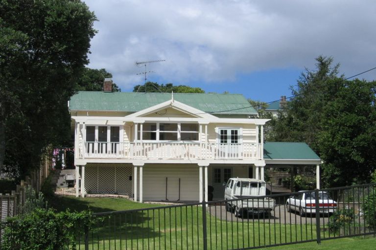 Photo of property in 2 Glen Road, Stanley Point, Auckland, 0624