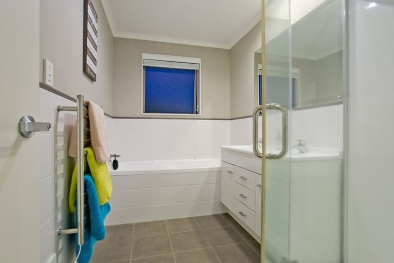 Photo of property in 24 Huntington Park Drive, Greenhithe, Auckland, 0632