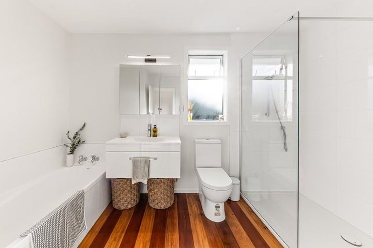 Photo of property in 4 Divich Avenue, Te Atatu South, Auckland, 0610