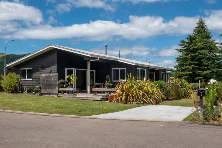 Photo of property in 1 Seagers Close, Kinloch, Taupo, 3377