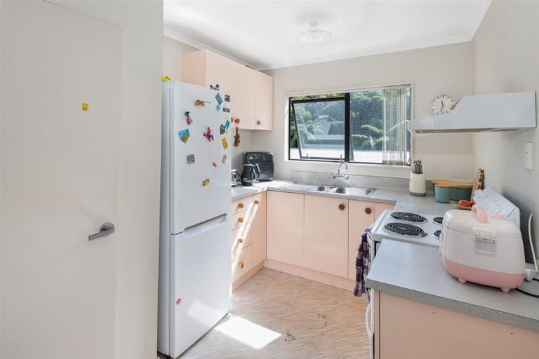 Photo of property in 10a Ted Gilberd Place, Newlands, Wellington, 6037