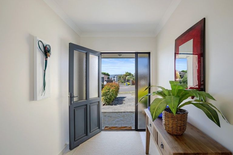 Photo of property in 10 Quadrant Heights, Paraparaumu, 5032