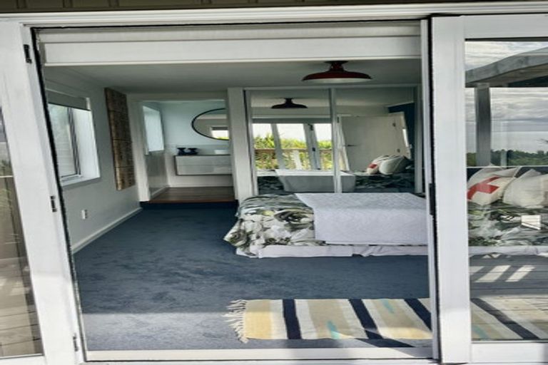 Photo of property in 15 Piha Road, Piha, New Lynn, 0772