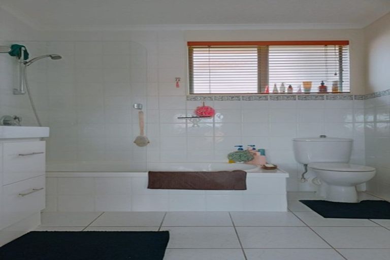 Photo of property in 11 Parkwood Crescent, Gulf Harbour, Whangaparaoa, 0930