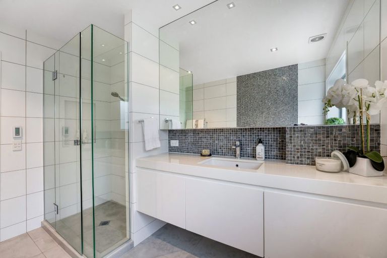 Photo of property in 128 Churchill Road, Rothesay Bay, Auckland, 0630