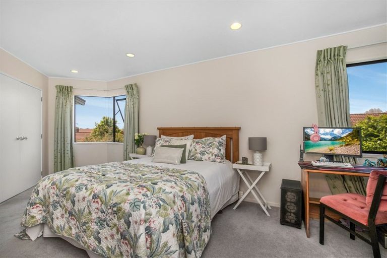 Photo of property in 8 Gillard Place, Eastern Beach, Auckland, 2012