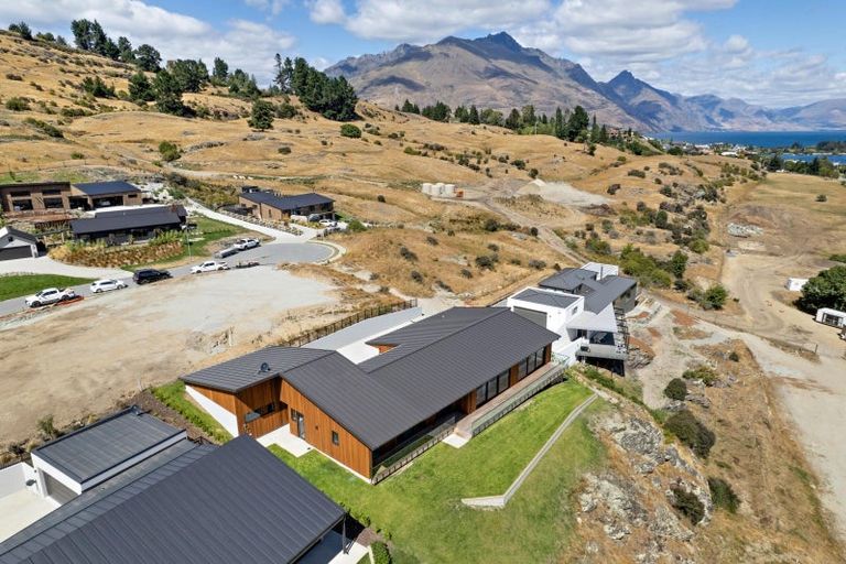 Photo of property in 6 Red Deer Rise, Kelvin Heights, Queenstown, 9300