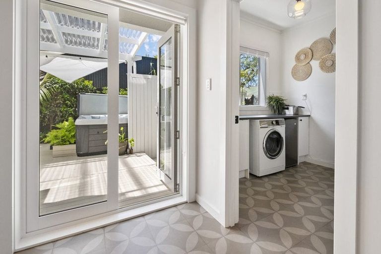 Photo of property in 17 Phoenix Avenue, Hokowhitu, Palmerston North, 4410